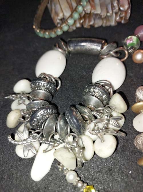 AN ANTIQUE AND VINTAGE JOB LOT BANGLES AND BRACELETS