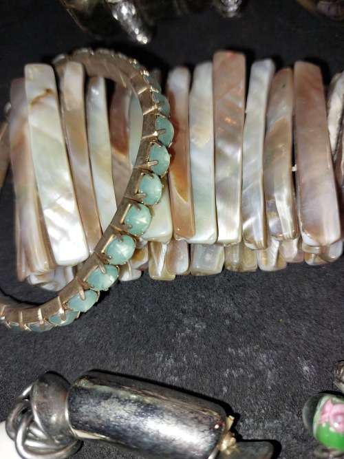 AN ANTIQUE AND VINTAGE JOB LOT BANGLES AND BRACELETS