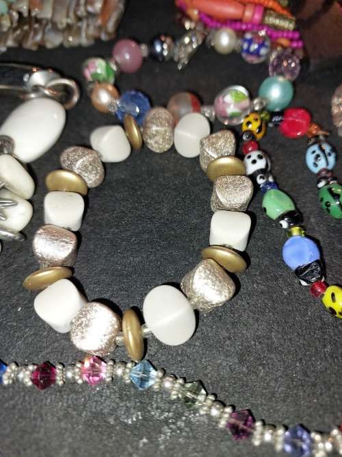AN ANTIQUE AND VINTAGE JOB LOT BANGLES AND BRACELETS