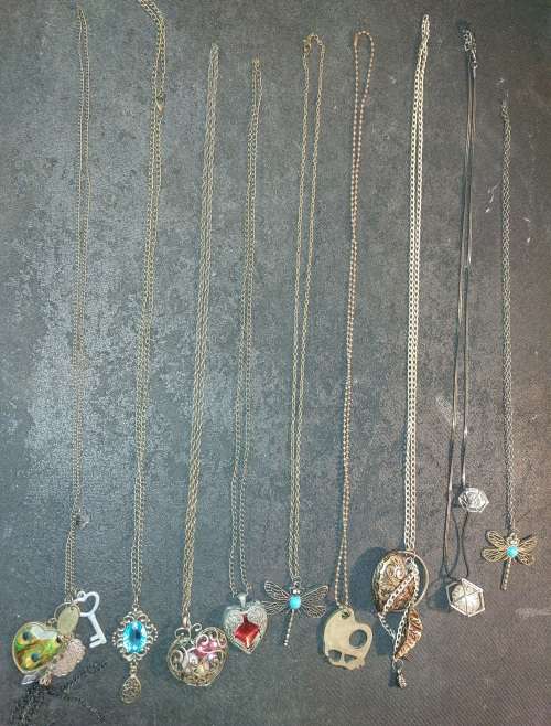 A VINTAGE COLLECTION COSTUME NECKLACES SOLD AS IS