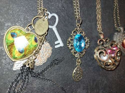 A VINTAGE COLLECTION COSTUME NECKLACES SOLD AS IS