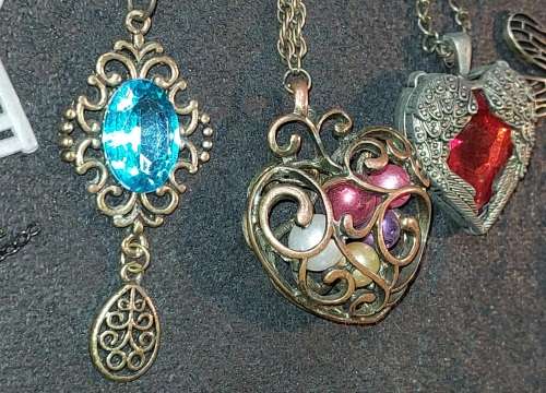 A VINTAGE COLLECTION COSTUME NECKLACES SOLD AS IS