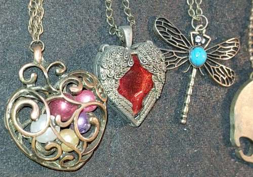 A VINTAGE COLLECTION COSTUME NECKLACES SOLD AS IS