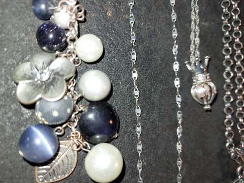 A VINTAGE COLLECTION COSTUME NECKLACES SOLD AS IS