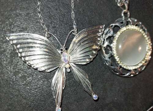A VINTAGE COLLECTION COSTUME NECKLACES SOLD AS IS