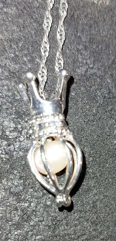 A VINTAGE COLLECTION COSTUME NECKLACES SOLD AS IS