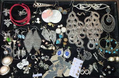 A COLLECTION OF ANTIQUE AND VINTAGE COSTUME EARRINGS