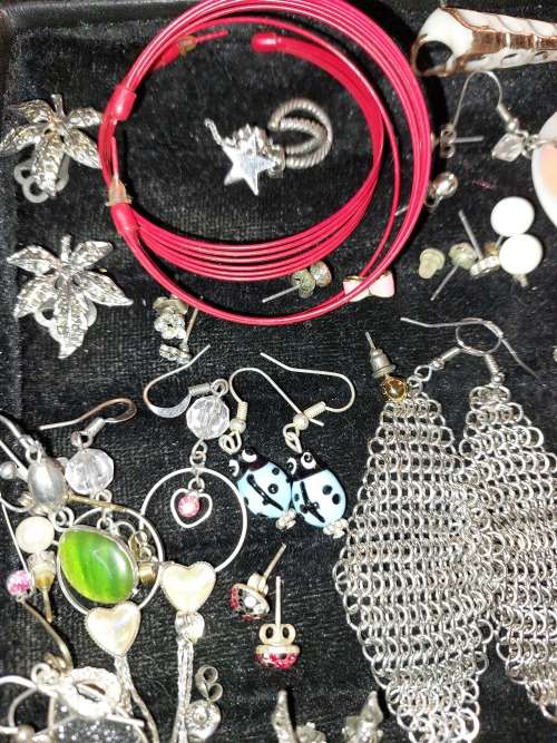 A COLLECTION OF ANTIQUE AND VINTAGE COSTUME EARRINGS