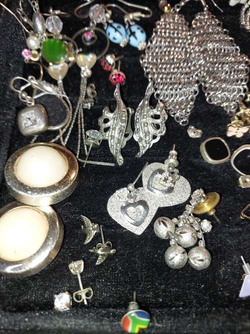 A COLLECTION OF ANTIQUE AND VINTAGE COSTUME EARRINGS