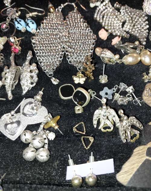 A COLLECTION OF ANTIQUE AND VINTAGE COSTUME EARRINGS