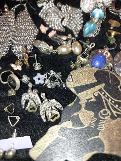A COLLECTION OF ANTIQUE AND VINTAGE COSTUME EARRINGS