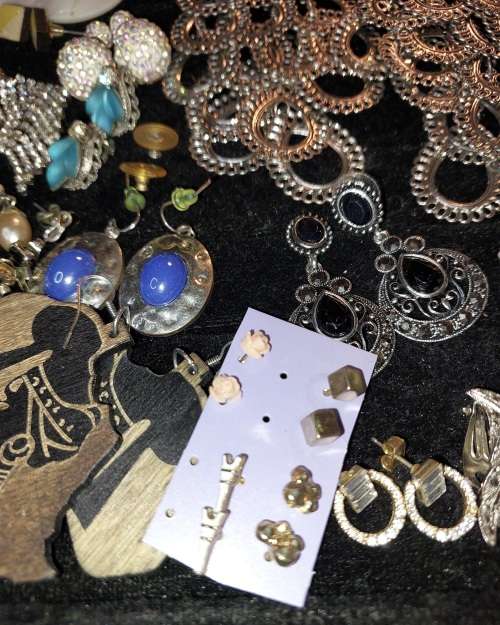A COLLECTION OF ANTIQUE AND VINTAGE COSTUME EARRINGS