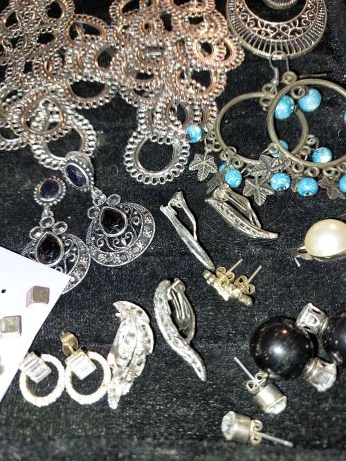 A COLLECTION OF ANTIQUE AND VINTAGE COSTUME EARRINGS