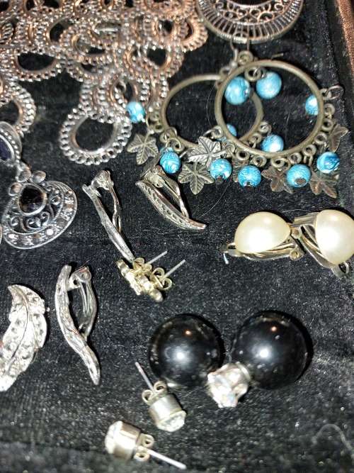 A COLLECTION OF ANTIQUE AND VINTAGE COSTUME EARRINGS