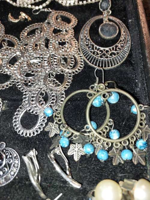 A COLLECTION OF ANTIQUE AND VINTAGE COSTUME EARRINGS