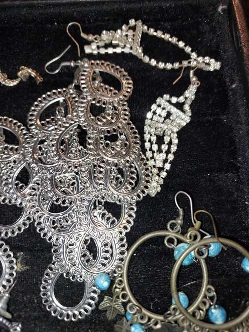 A COLLECTION OF ANTIQUE AND VINTAGE COSTUME EARRINGS