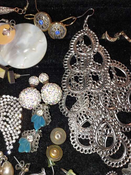 A COLLECTION OF ANTIQUE AND VINTAGE COSTUME EARRINGS