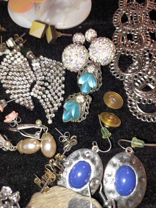 A COLLECTION OF ANTIQUE AND VINTAGE COSTUME EARRINGS