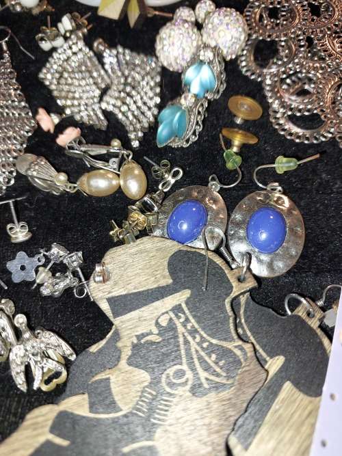 A COLLECTION OF ANTIQUE AND VINTAGE COSTUME EARRINGS