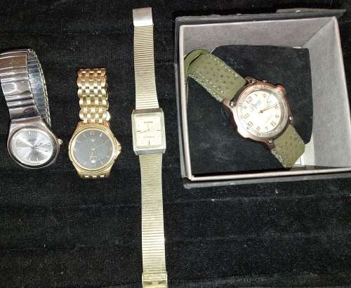 A COLLECTION OF VINTAGE MENS WATCHES SOLD AS IS NOT TESTED