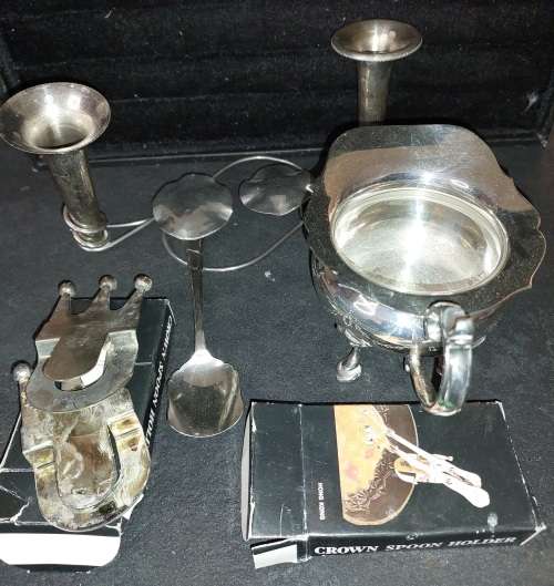 A VINTAGE COLLECTION KITCHENALIA SOLD AS IS