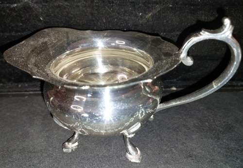 A VINTAGE COLLECTION KITCHENALIA SOLD AS IS