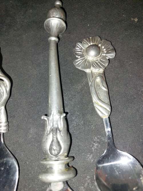 A COLLECTION OF ART DECOR KITCHENALIA SOLD AS IS