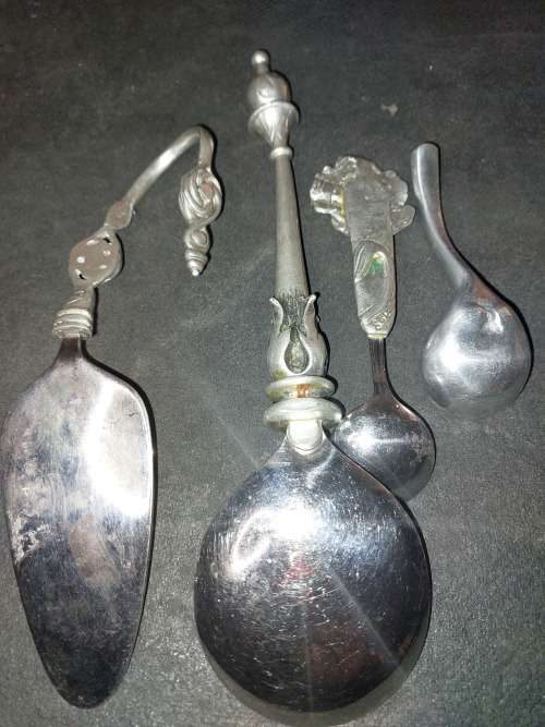 A COLLECTION OF ART DECOR KITCHENALIA SOLD AS IS