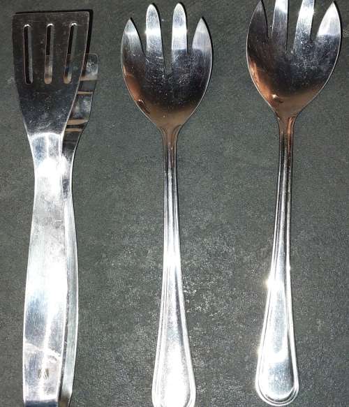 A JOBLOT STAINLESS STEEL SALAD TONGS AND LADELS SOLD AS IS