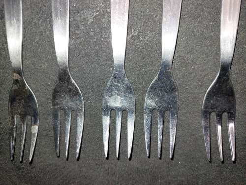 A SET OF 8 VINTAGE STAINLESS STEEL DESERT FORKS SOLD AS IS