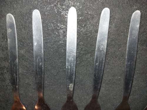A SET OF 8 VINTAGE STAINLESS STEEL DESERT FORKS SOLD AS IS