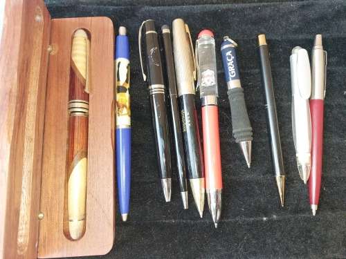 A COLLECTION OF BALL AND FOUNTAIN PENS AS WELL AS A LIVERPOOL PEN SOLD AS IS