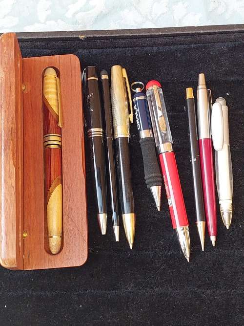 A COLLECTION OF BALL AND FOUNTAIN PENS AS WELL AS A LIVERPOOL PEN SOLD AS IS