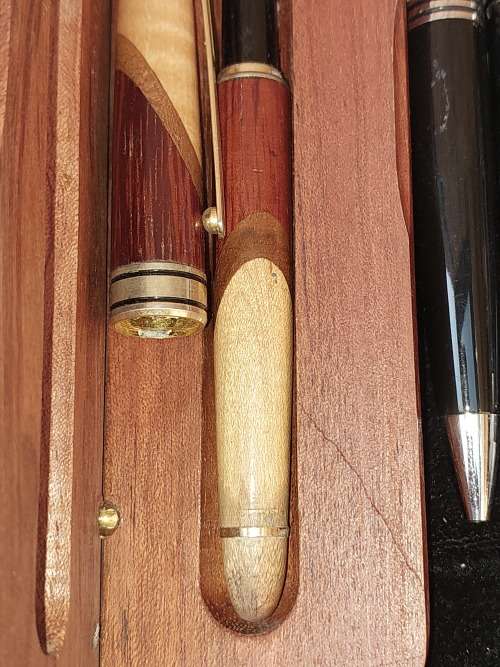 A COLLECTION OF BALL AND FOUNTAIN PENS AS WELL AS A LIVERPOOL PEN SOLD AS IS
