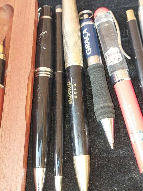 A COLLECTION OF BALL AND FOUNTAIN PENS AS WELL AS A LIVERPOOL PEN SOLD AS IS