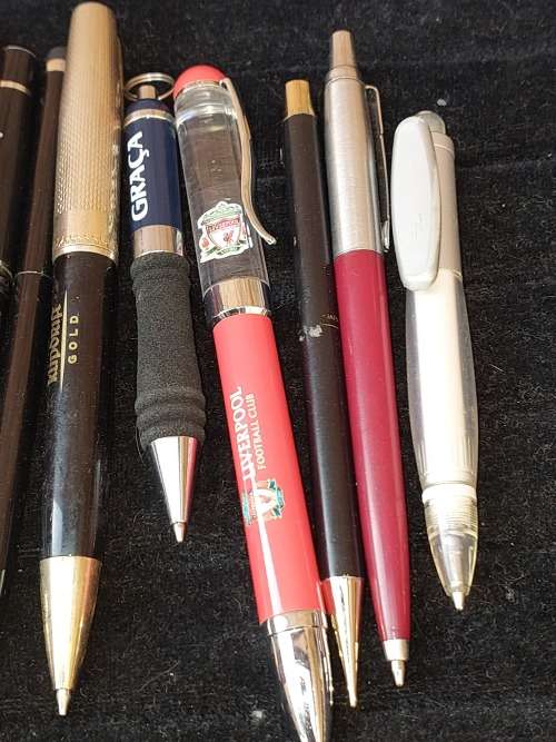A COLLECTION OF BALL AND FOUNTAIN PENS AS WELL AS A LIVERPOOL PEN SOLD AS IS