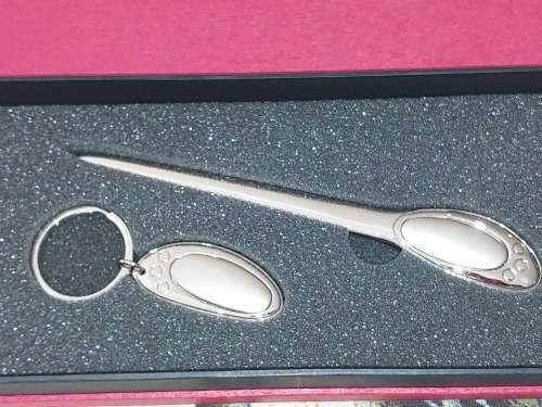 A STAINLESS STEEL LETTER OPENER GIFT SET IN GOOD CONDITION SOLD AS IS