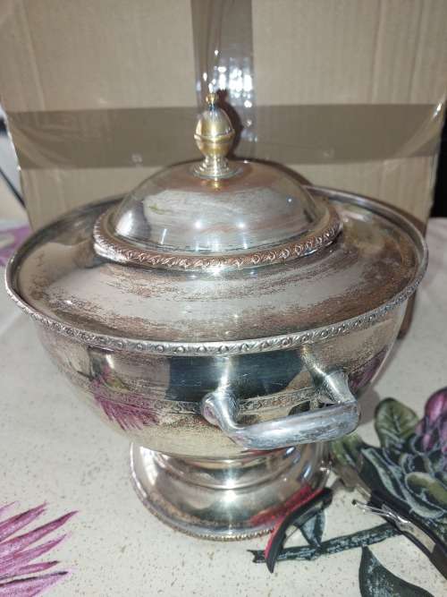 A BEAUTIFUL VINTAGE AND ANTIQUE SERANGO EPNS SOUP TURINE