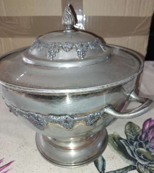 AN  ANTIQUE SERANGO EPNS SOUP TURINE WITH BASE SLIGHTLY DENTED SOLD AS IS