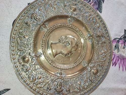 A PAIR OF VINTAGE BRASS WALL PLAQUES SOLD AS IS