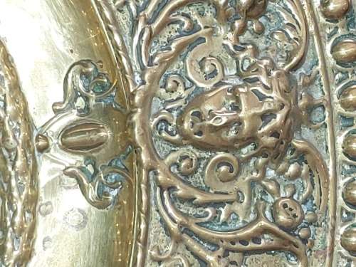 A PAIR OF VINTAGE BRASS WALL PLAQUES SOLD AS IS