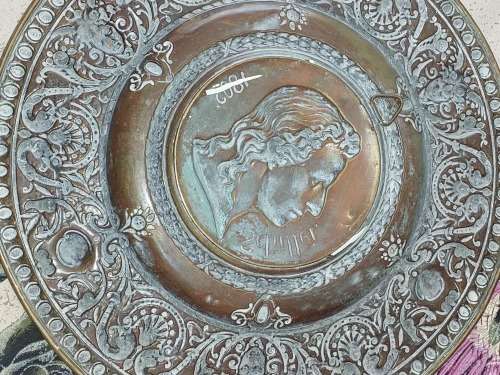 A PAIR OF VINTAGE BRASS WALL PLAQUES SOLD AS IS
