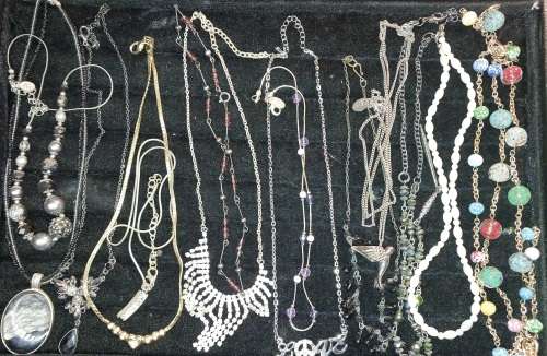 A VINTAGE JOB LOT SILVER PLATED AND STAINLESS STEEL COSTUME NECKLACES SOLD AS IS