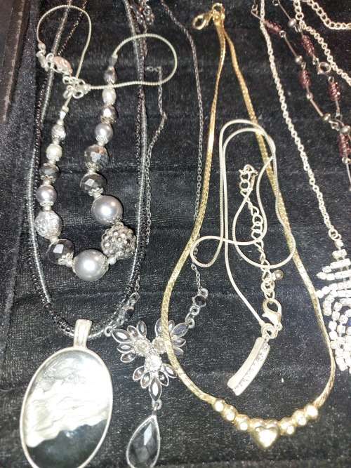 A VINTAGE JOB LOT SILVER PLATED AND STAINLESS STEEL COSTUME NECKLACES SOLD AS IS