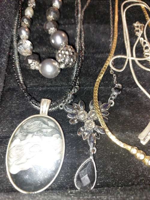 A VINTAGE JOB LOT SILVER PLATED AND STAINLESS STEEL COSTUME NECKLACES SOLD AS IS