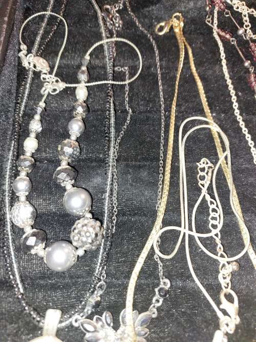 A VINTAGE JOB LOT SILVER PLATED AND STAINLESS STEEL COSTUME NECKLACES SOLD AS IS