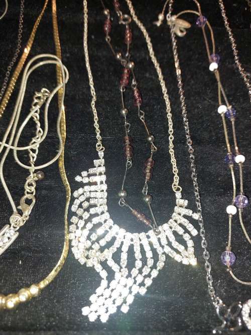 A VINTAGE JOB LOT SILVER PLATED AND STAINLESS STEEL COSTUME NECKLACES SOLD AS IS