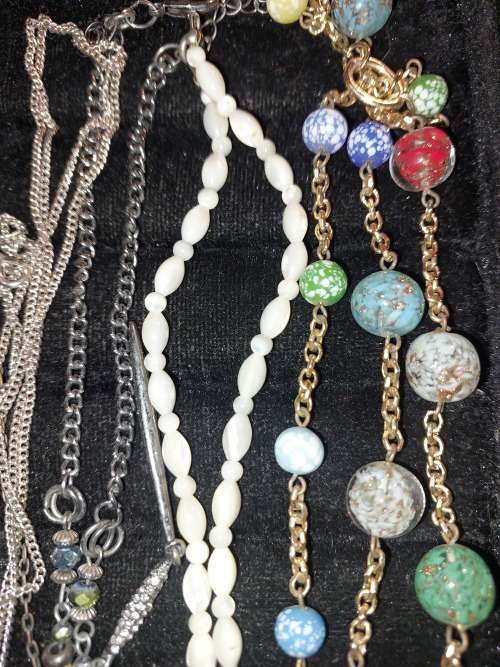 A VINTAGE JOB LOT SILVER PLATED AND STAINLESS STEEL COSTUME NECKLACES SOLD AS IS