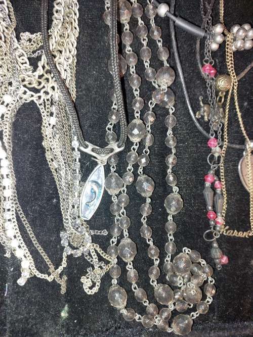 A MIXED JOBLOT COSTUME NECKLACES SOLD AS IS