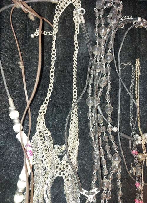 A MIXED JOBLOT COSTUME NECKLACES SOLD AS IS
